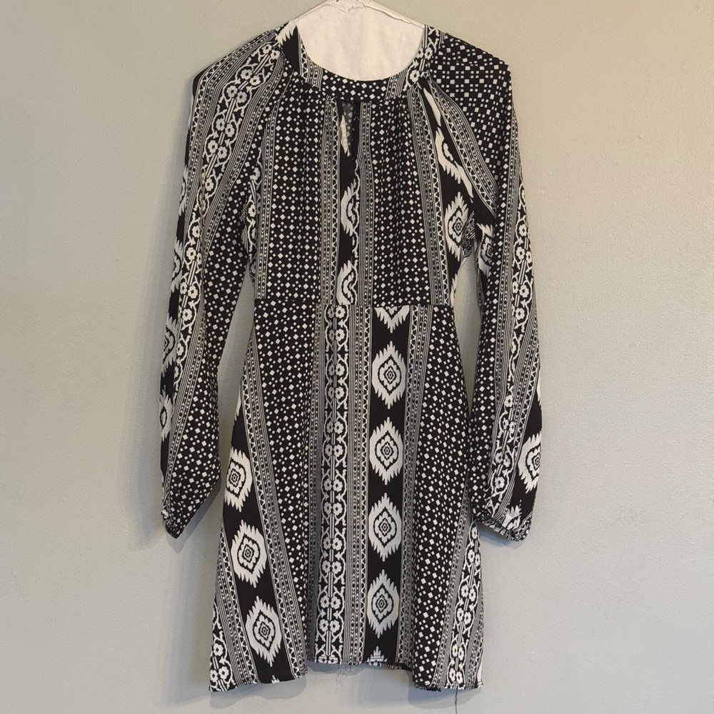Black and White Geometric Pleated Bishop Sleeve Midi Dress